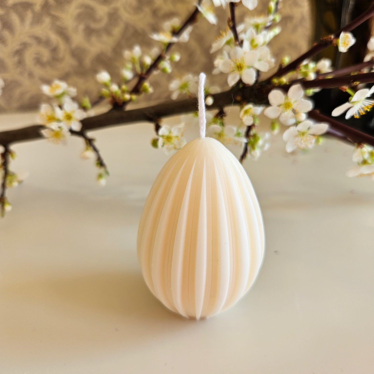 Ribbed egg candle