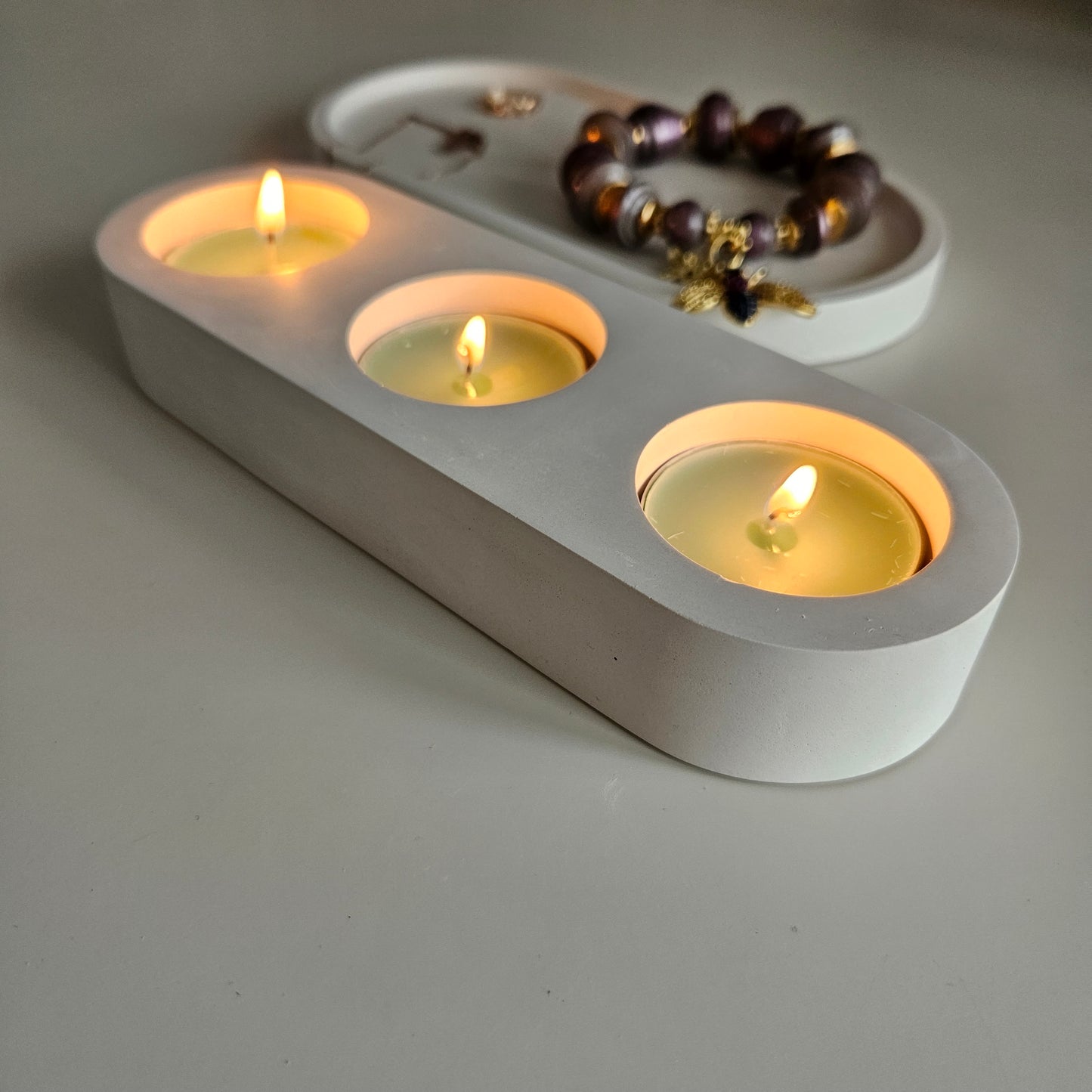 Tealight candle holder